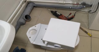 Установка напольного унитаза в Каменске-Шахтинском: монтаж под ключ от СантехДомКсш от 5235 рублей.