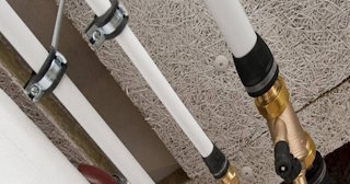 Замена труб водоснабжения в квартире: цена от 2094 руб. - СантехДомКсш
